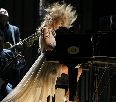 Taylor Swift, cantando, Grammys