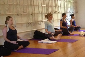Alumnas comenzando la clase de yoga prenatal en el centro Sadhana