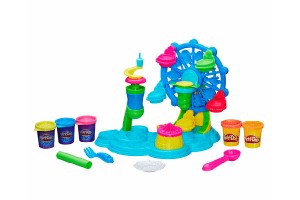 Dulces Creaciones Fiesta de Pastelitos de Play-Doh, es perfecto para que los más pequeños puedan crear y dejar volar su imaginación. Este eset de juego incluye varios accesorios para crear y decorar cupcakes, además de una fantástica rueda de la fortuna para exhibirlos.