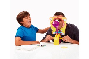 Pastelazo de Hasbro es otro juego para disfrutar en familia. Sólo hay que poner la cara en posición, girar las manillas y cruzar los dedos, pues en cualquier momento una divertida sorpresa puede llegar.