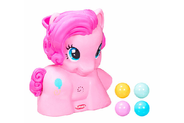 Pinkie Pie Lanzabolitas de Playskool está pensado para estimular el juego activo y la coordinación. Al presionar la cola del pony se inicia la música y pelotitas de colores salen disparadas en todas direcciones.