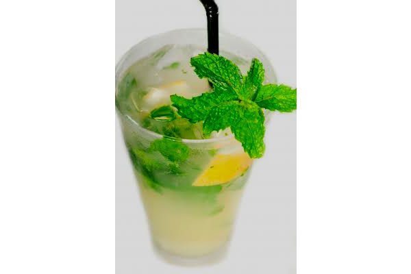 Mojito espumoso: 6 hojas de menta,  3 cucharaditas de endulzante, 2 cucharadas de jugo de limón, completar con espumante y hielo. Tequila.