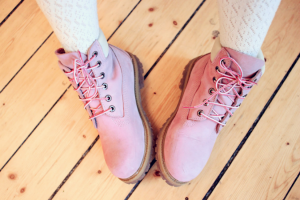 Timberland se la juega con uno de los colores del año en sus bototos: el Rosa Cuarzo.