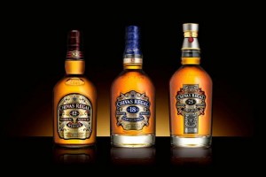 Siempre es bueno un buen whisky. Por eso Chivas Regal es un regalo inolvidable para el progenitor que sabe lo que es bueno. Elige entre sus variedades de 12, 18 o 25 años.