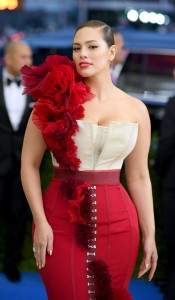 Ashley Graham vistió un vestido de H&M con corsé inspirado en el interés de Kawakubo por revelar el funcionamiento interno de las prendas