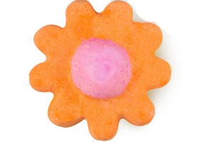 Esta bomba de baño de Lush, libera poco a poco maravillosos aceites esenciales (calmante palo de rosa, delicada rosa y alegre aceite de naranja) para una fragancia tan soleada como una tarde de domingo perfecta.