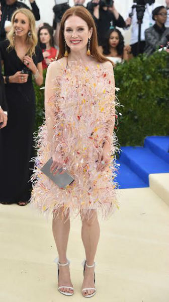 Julianne Moore, eterna en este Calvin Klein By Appointment de organza, bordado con cuentas translúcidas