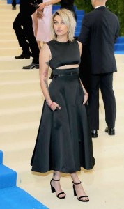 Paris Jackson usó un vestido de satín Calvin Klein By Appointment color negro, con corpiño entallado, corte trasversal y detalle de correa de satín en la cintura