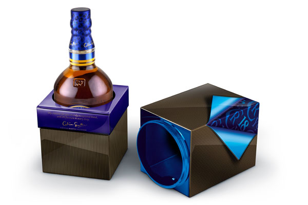 Chivas 18 es una creación de Colin Scott, uno de los Maestros Mezcladores más experimentados del mundo. Este whisky, ganador de varios premios internacionales, es ideal para aquellos padres con paladar refinado
