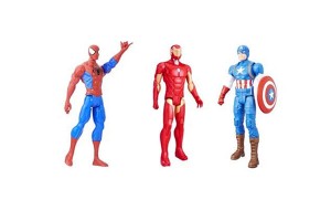 TITAN HEROES es la línea de muñecos donde puedes encontrar las figuras del Hombre Araña, Iron Man, Capitán América, Thor, Gotg (Guardianes de la Galaxia) y Hulk. Cada figura de gran escala tiene cinco puntos de articulación. Están pensadas para menores desde los 4 años de edad. Los encuentras en Hasbro Chile.