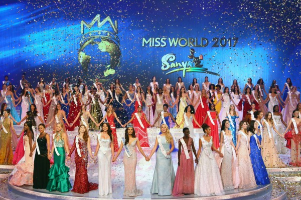 FUZ02. Sanya (China), 18/11/2017.- Manushi Chhillar (C-front) of India, the new Miss World celebrates with other contestants the conclusion of the Miss World 2017 in Sanya, Hainan province, China, 18 November 2017. EFE/EPA/YE JUN CHINA OUT CHINA MISS WORLD 2017
