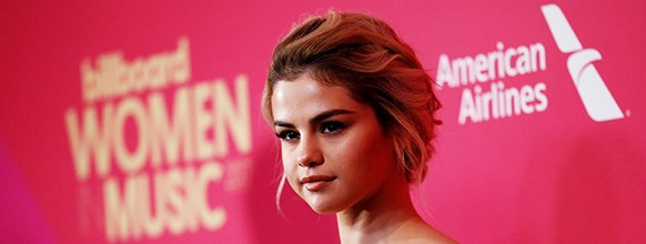 Singer Selena Gomez poses at the Billboard Women in Music awards in Los Angeles, California, U.S., November 30, 2017. REUTERS/Mario Anzuoni MUSIC-BILLBOARD/WOMENINMUSIC
