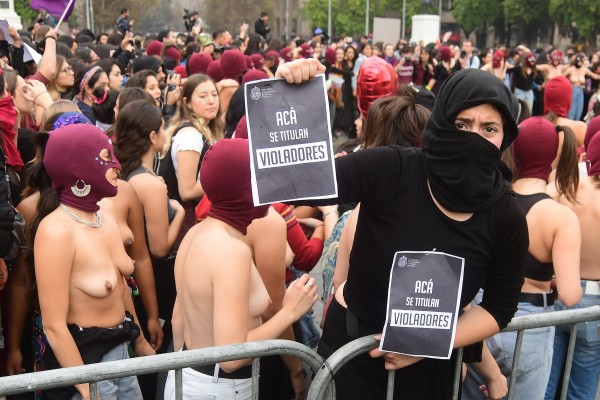 16 de mayo de 2018/SANTIAGO
Mujeres estudiantes en toples, protestan frente al Palacio de la Moneda, en el marco de la marcha convocada por la confech Contra la violencia machista, educación no sexista.
FOTO: SEBASTIAN BELTRÁN GAETE/AGENCIAUNO
