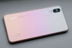 TECH: No es sólo un celular, es todo un objeto de deseo. El nuevo Huawei P20 no sólo nos deslumbra por su tecnología fotográfica profesional, sino también por un deiseño único, que pone en el mercado un artículo como el Pink Gold, la versión rosada de un smartphone que vas a querer que tu mamá, y tú tengan.