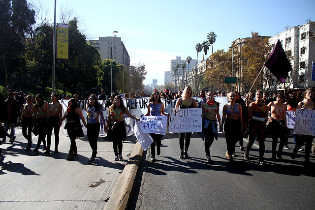 Marcha feminista por una educación no sexista convocada por la Coordinadora Feminista Universitaria y la Confech, bajo la consigna "Precarización vivimos todas: a la calle estudiantes, migrantes, madres y trabajadoras".