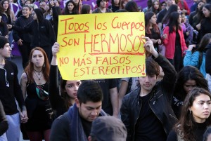 Marcha feminista por una educación no sexista convocada por la Coordinadora Feminista Universitaria y la Confech, bajo la consigna "Precarización vivimos todas: a la calle estudiantes, migrantes, madres y trabajadoras".