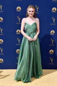 Dakota Fanning con un vestido verde esmeralda de Dior