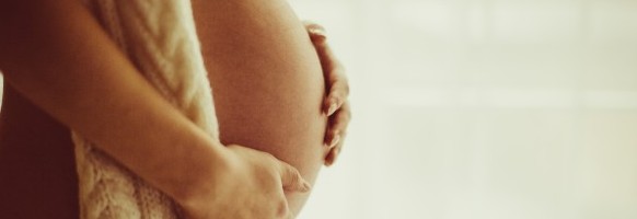 embarazada-mujer-tenencia-ella-vientre_1304-2757