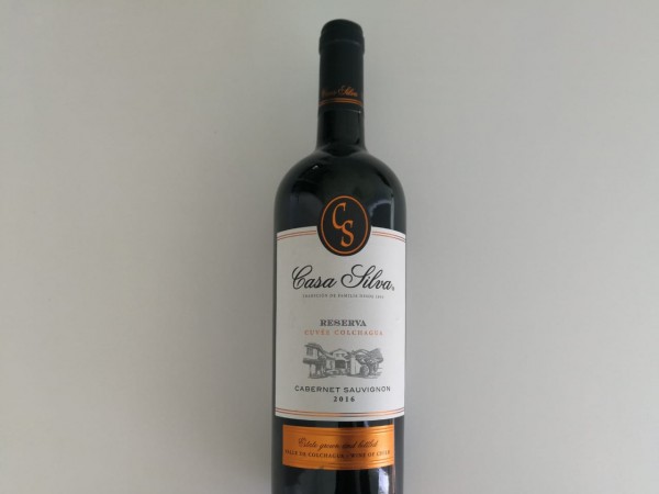 Un buen vino, como este Cabernet Sauvignon de Casa Silva, es siempre un buen regalo.