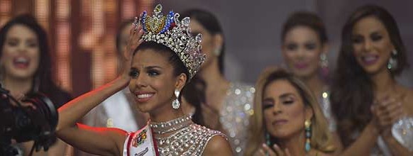 Isabella Rodriguez (L) representative of the Portuguesa state is crowned as the new Miss Venezuela during the Miss Venezuela beauty pageant in Caracas, Venezuela on December 13, 2018.  Twenty-four contestants from all Venezuelan states participate in the contest. / AFP / YURI CORTEZ

 VENEZUELA-BEAUTY-CONTEST