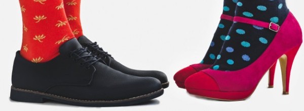zapatos-moda-hombre-mujer-calcetines-brillantes_78967-457