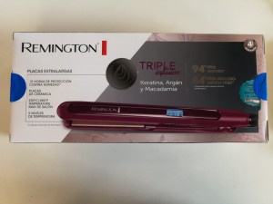El nuevo alisador Triple Infusión de Remington, gracias a su combinación perfecta de keratina,
aceite de argán y macadamia, hará que tu mamá consiga un pelo 94% más suave y con 84% más
de brillo.