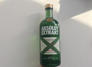 Absolut Extrakt es un licor intenso y delicioso que combina el extraordinario vodka Absolut con el sabor cálido y especiado del cardamomo verde. Tiene un gusto fresco y suave, con un suculento toque especiado.