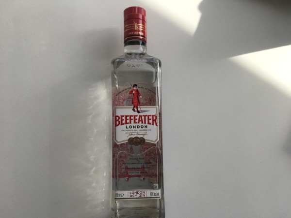 Una botella de gin Beefeater, será siempre bien recibida.