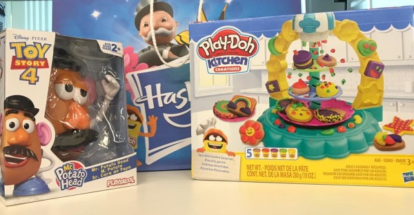 Hasbro nos invita a crear y decorar  la Torre de Galletas Play-Doh que incluye cortadores y moldes. Y también a Mezclar y combinar las piezas del Sr Cara de papa edición Toy Story.