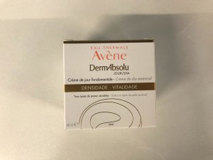 La crema DermAbsolu de Eau Thermale Avène, es perfecta para las mujeres en la “edad de oro”, ayudándolas a redensificar su piel, revitalizarla, y definir visiblemente el contorno facial.