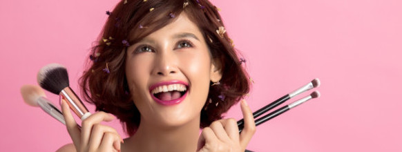 mujer-hermosa-joven-asiatica-pelo-corto-que-aplica-cepillo-cosmetico-polvo_1150-13018