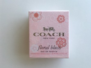 La fragancia Coach "floral blush" te envolverá de una fragancia con notas de salida de Piña, Pimienta Rosa, Bergamota, Lima Ácida y Naranja