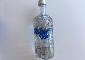 Esta botella de  botella de Absolut Vodka es perfecta para compartir entre amigos.