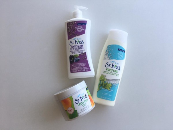 Este set de productos St. Ives, que cuenta con un scrub, crema humectante y body wash, mantendrán tu piel perfumada y humectada en verano.